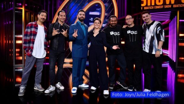 Ab 16. Oktober geht „Die Quatsch Comedy Show“ bei ProSieben in eine neue Runde. Das Moderations-Duo Khalid Bounouar und Tahnee begrüßt zum Auftakt Illyoung Kim, Bülent Ceylan, Luksan Wunder und Fabian Lampert als Gäste. (Foto: Joyn/Julia Feldhagen)
