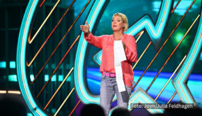 Am 6. November darf auf ProSieben wieder offiziell Quatsch gemacht werden. In einer neuen Ausgabe der „Quatsch Comedy Show“ begrüßt das Moderations-Duo Tahnee und Khalid Bounouar u.a. die Comedienne Mirja Boes und ihren Kollegen Jan van Weyde. (Foto: Joyn/Julia Feldhagen)