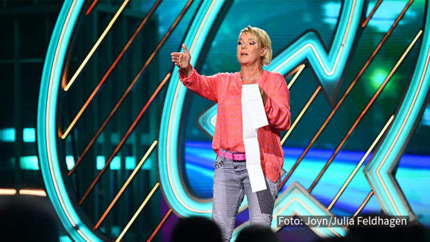 Am 6. November darf auf ProSieben wieder offiziell Quatsch gemacht werden. In einer neuen Ausgabe der „Quatsch Comedy Show“ begrüßt das Moderations-Duo Tahnee und Khalid Bounouar u.a. die Comedienne Mirja Boes und ihren Kollegen Jan van Weyde. (Foto: Joyn/Julia Feldhagen)