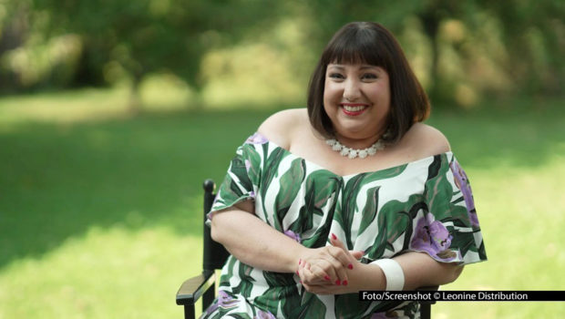 Der vierte Teil der Kinder- und Jugendreihe „Die Schule der magischen Tiere“ kommt am 25. September in die Kinos. Schauspielerin Meltem Kaptan, die wieder als Museumsdirektorin Dolores Arikan mitspielt, freut sich in einem aktuellen Interview über Dolores‘ Comeback und den Erfolg der Filme. Foto/Screenshot © Leonine Distribution