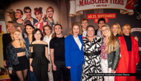 Der vierte Teil der erfolgreichen Kino-Reihe „Die Schule der magischen Tiere“ steht in den Startlöchern. Im Vorfeld des bundesweiten Starts gab’s nun glanzvolle Premieren in zwei Städten. In der Essener Lichtburg waren neben den jungen Hauptdarstellern u.a. auch Meltem Kaptan und Christina Große mit dabei. Foto © Leonine Studios/Socrates Tassos