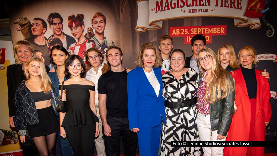 Der vierte Teil der erfolgreichen Kino-Reihe „Die Schule der magischen Tiere“ steht in den Startlöchern. Im Vorfeld des bundesweiten Starts gab’s nun glanzvolle Premieren in zwei Städten. In der Essener Lichtburg waren neben den jungen Hauptdarstellern u.a. auch Meltem Kaptan und Christina Große mit dabei. Foto © Leonine Studios/Socrates Tassos