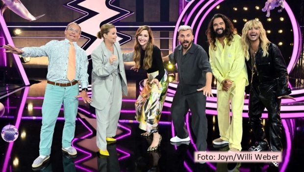 An vier Dienstagabenden führt Moderatorin Katrin Bauerfeind bei ProSieben und Joyn durch „Die Superduper Show“. Prominente wie Bill und Tom Kaulitz, Annette Frier, Edin Hasanovic und Wigald Boning präsentieren darin Showkonzepte, die von Sieben- bis Zwölfjährigen entwickelt wurden. (Foto: Joyn/Willi Weber)