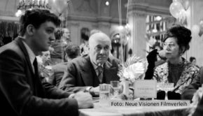 Der in den 1960er-Jahren angesiedelte Schwarzweiß-Thriller „Die Theorie von Allem“ mit u.a. Jan Bülow und Hanns Zischler ist für sechs Deutsche Filmpreise nominiert. Ab dem 28. März feiert der Film von Regisseur und Autor Timm Kröger seine exklusive Streaming-Premiere bei MagentaTV. (Foto: Neue Visionen Filmverleih)