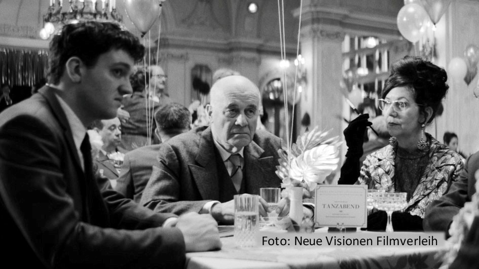 Der in den 1960er-Jahren angesiedelte Schwarzweiß-Thriller „Die Theorie von Allem“ mit u.a. Jan Bülow und Hanns Zischler ist für sechs Deutsche Filmpreise nominiert. Ab dem 28. März feiert der Film von Regisseur und Autor Timm Kröger seine exklusive Streaming-Premiere bei MagentaTV. (Foto: Neue Visionen Filmverleih)