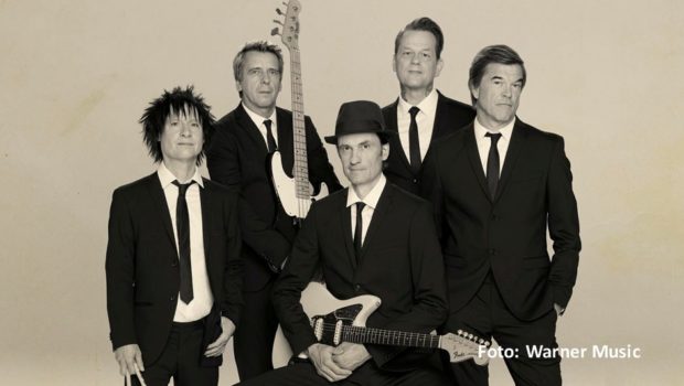 Am heutigen 24. Februar spielen Die Toten Hosen gemeinsam mit der Band Donots und Thees Uhlmann im PSD Bank Dome in Düsseldorf ein Benefizkonzert zu Gunsten der Erdbebenopfer in der Türkei und Syrien. MagentaTV überträgt die Veranstaltung ab 20:15 Uhr live. (Foto: Warner Music)