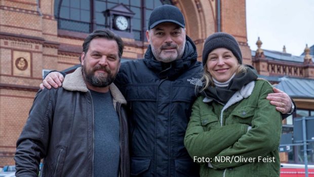 Die Dreharbeiten zur zweiten Staffel der ARD-Erfolgsserie „Die Toten von Marnow“ haben begonnen. Regie bei dem neuen Sechsteiler führt wieder Andreas Herzog. Zudem gibt’s ein Wiedersehen mit den preisgekrönten Hauptdarstellern Petra Schmidt-Schaller und Sascha Geršak. (Foto: NDR/Oliver Feist)