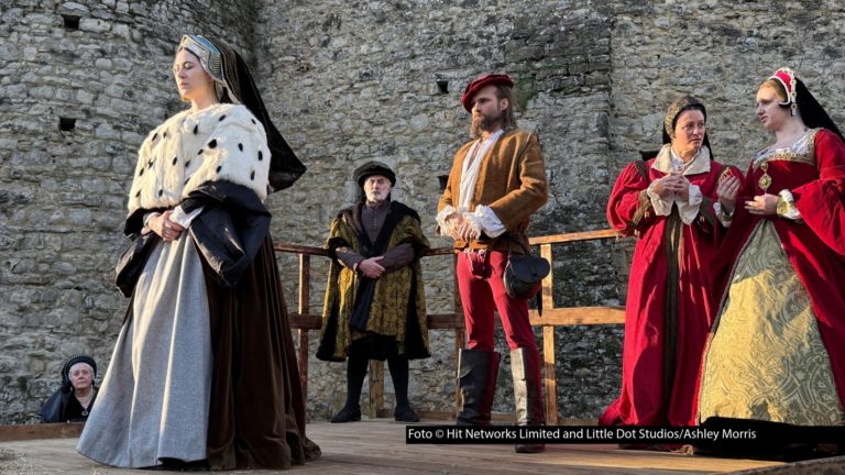 Ab dem 6. September ist die sechsteilige Doku-Serie „Die Tudors: Wenn Macht den Kopf kostet“ immer sonntags um 21:00 Uhr auf National Geographic zu sehen. Historiker Dan Snow und Professorin Suzannah Lipscomb gehen darin den dramatischsten Hinrichtungen der Tudor-Zeit nach. Foto © Hit Networks Limited and Little Dot Studios/Ashley Morris