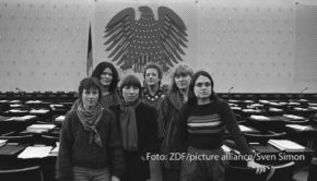 Heute Abend zeigt 3sat um 20:15 Uhr die Erstausstrahlung von Torsten Körners Dokumentation „Die Unbeugsamen“. Der Film beleuchtet die Geschichte deutscher Politikerinnen nach dem Zweiten Weltkrieg und lässt viele Akteurinnen zu Wort kommen. (Foto: ZDF/picture alliance/Sven Simon)