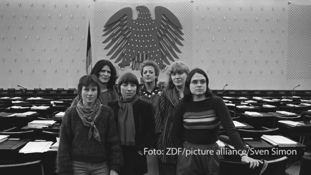 Heute Abend zeigt 3sat um 20:15 Uhr die Erstausstrahlung von Torsten Körners Dokumentation „Die Unbeugsamen“. Der Film beleuchtet die Geschichte deutscher Politikerinnen nach dem Zweiten Weltkrieg und lässt viele Akteurinnen zu Wort kommen. (Foto: ZDF/picture alliance/Sven Simon)
