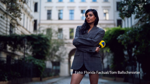 Zum 30. Geburtstag von VIVA am 1. Dezember 2023 zeigt die ARD „Die VIVA Story“. Die Dokumentation beleuchtet den Einfluss des Musiksenders auf die deutsche Popkultur. Ehemalige Moderatorinnen und Moderatoren wie Collien Ulmen-Fernandes geben exklusive Einblicke hinter die Kulissen einer Ära. (Foto: Florida Factual/Tom Ballschmieter)