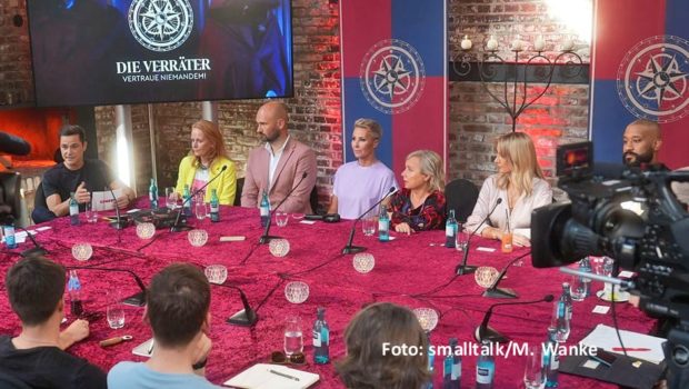 Standesgemäß am Runden Tisch, der auch in „Die Verräter – Vertraue niemandem!“ eine maßgebliche Rolle spielt, lud RTL zu einem von Cornelius Strittmatter moderierten Medien-Event zum Start der Show nach Köln ein. Das Reality-Game läuft ab 13. September bei RTL+ und ab 20. September auf RTL: (Foto: smalltalk/M. Wanke)