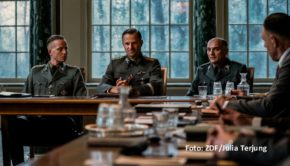 Einen Monat vor der Verleihung des 59. Grimme-Preises stehen die Trägerinnen und Träger der insgesamt 19 Auszeichnungen fest. Darunter ist auch der bereits vielfach preisgekrönte ZDF-Spielfilm „Die Wannseekonferenz“ mit u.a. Philipp Hochmair. (Foto: ZDF/Julia Terjung)