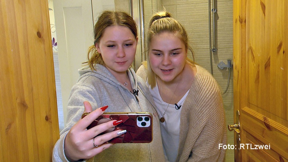 Loredana (li.) und Estefania erstellen ein Grußvideo für Silvia