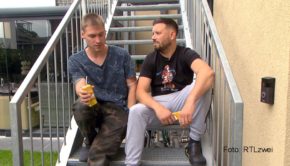 Zwei neue Folgen von „Die Wollnys – Eine schrecklich große Familie“ stehen bei RTLzwei am heutigen 12. Januar auf dem Programm. Darin schmieden Peter und Flo geheime Pläne für ein Seifenkistenrennen. Doch schon bald kommt ihnen jemand auf die Schliche. (Foto: RTLzwei)