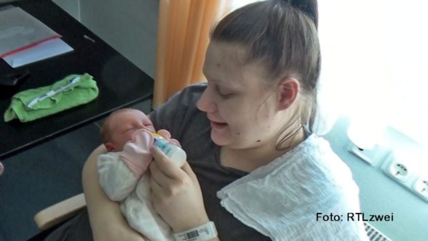 Emilia Haylie heißt das jüngste Mitglied der Großfamilie Wollny. Was sich rund um die Geburt des ersten Kindes von Lavinia und Tim abspielt, gibt’s am 14. September in einer neuen Doppelfolge der Doku-Soap „Die Wollnys – Eine schrecklich große Familie“ bei RTLzwei zu sehen. (Foto: RTLzwei)