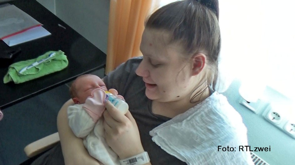 Emilia Haylie heißt das jüngste Mitglied der Großfamilie Wollny. Was sich rund um die Geburt des ersten Kindes von Lavinia und Tim abspielt, gibt’s am 14. September in einer neuen Doppelfolge der Doku-Soap „Die Wollnys – Eine schrecklich große Familie“ bei RTLzwei zu sehen. (Foto: RTLzwei)