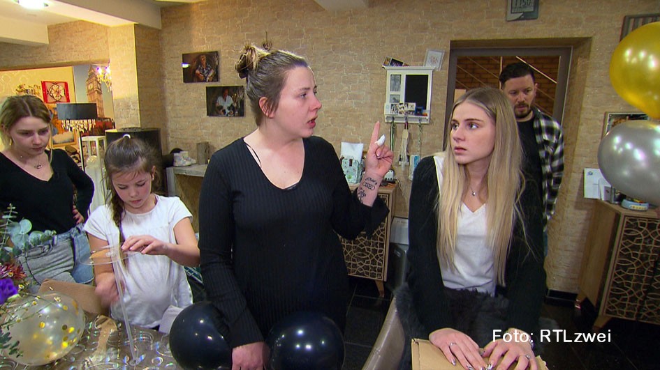 Die geheimen Vorbereitungen bei den Wollnys laufen auf Hochtouren. In der neuen Doppelfolge der Doku-Soap, die RTLzwei am 31. August ausstrahlt, soll Mutter Silvia mit einer Geburtstagsfeier überrascht werden. Das geht nicht ohne Diskussionen und Streitigkeiten über die Bühne. (Foto: RTLzwei)