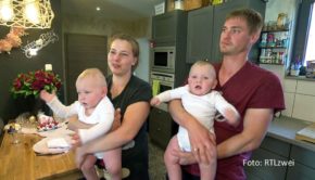 Die neue Staffel der Doku-Soap „Die Wollnys – Eine schrecklich große Familie“ beginnt am 15. Februar auf RTLzwei mit einem erfreulichen Ereignis. Silvia Wollnys Enkel Emory und Casey werden ein Jahr alt. Die Eltern Sarafina und Peter sind stolz auf die kleinen Kämpfer, die als Frühchen auf die Welt kamen. (Foto: RTLzwei)