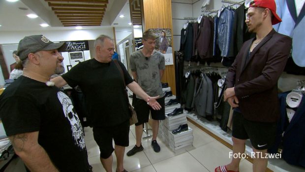 In der Doku-Soap „Die Wollnys – Eine schrecklich große Familie“ läuten wohl bald wieder die Hochzeitsglocken. In der neuen Folge, die RTLzwei am 12. Oktober ausstrahlt, bereitet Tim seinen Heiratsantrag an Lavinia vor. Tatkräftige Unterstützung kommt von Harald und Peter. (Foto: RTLzwei)