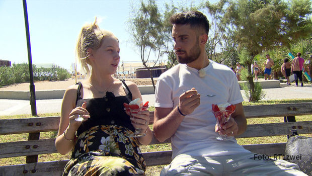 Auch am 15. März zeigt RTLzwei eine neue Doppelfolge von „Die Wollnys – Eine schrecklich große Familie“. Auf dem Programm stehen Umzugsstress und Videodreh. Außerdem freuen sich Loredana und ihr Freund Servet in der Türkei auf ihr Baby. Motto: Abwarten und Eisessen. (Foto: RTLzwei)