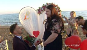 Bevor die Doku-Soap „Die Wollnys – Eine schrecklich große Familie“ bei RTLzwei in eine Pause geht, gibt’s am heutigen 19. Oktober noch eine gehörige Portion Romantik: Tim macht Lavinia am Strand in der Türkei den zuvor akribisch geplanten Heiratsantrag. (Foto: RTLzwei)