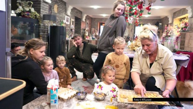 In der neuesten Folge von „Die Wollnys“ starten Familienoberhaupt Silvia und ihre Töchter Sarafina und Sylvana das Projekt „Weihnachtswichtel“. Doch statt vorweihnachtlicher Harmonie, stiftet die neue Tradition jede Menge Chaos. Zu sehen gibt‘s das am 6. August bei RTLzwei. Foto © RTLzwei