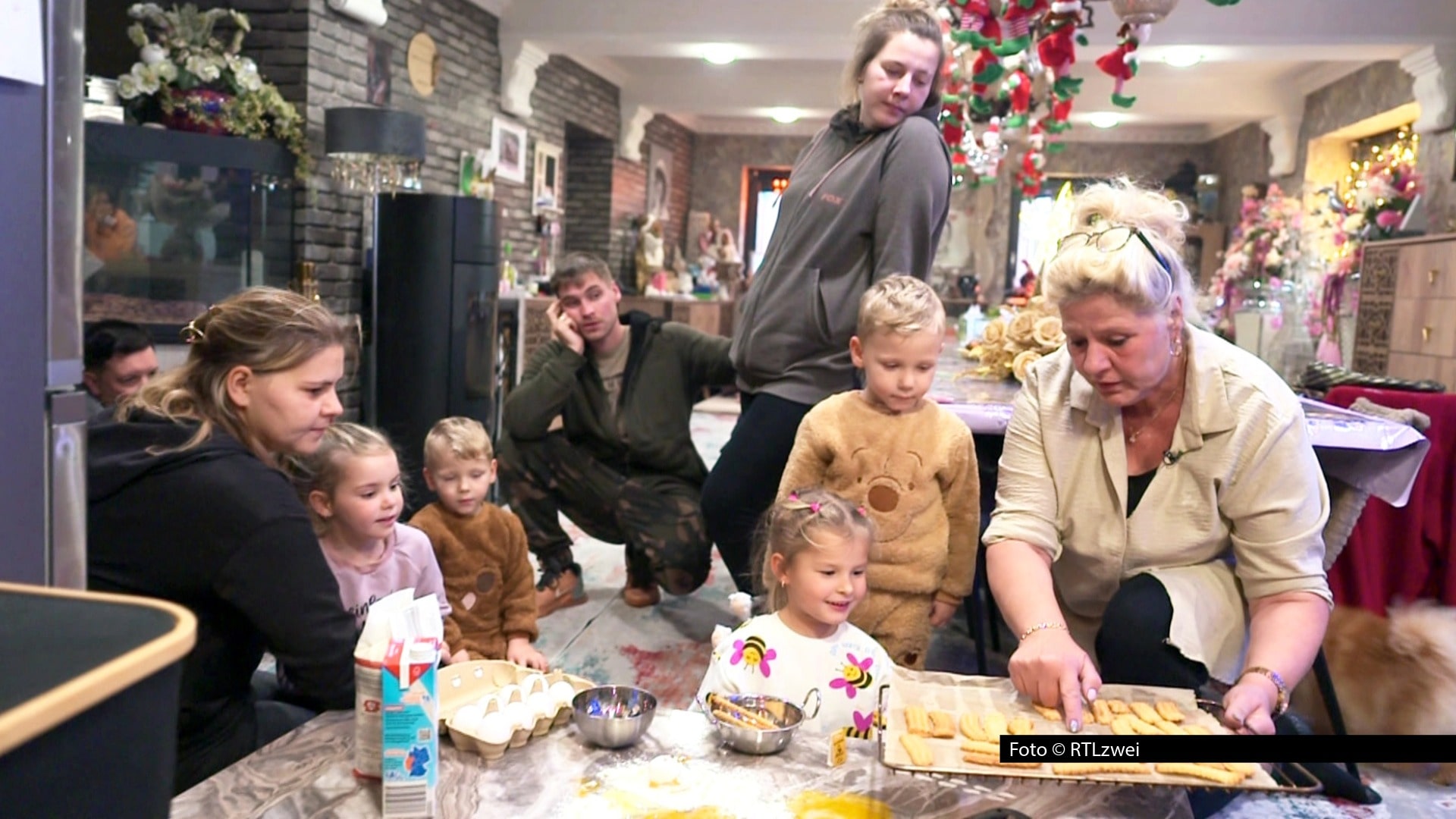 In der neuesten Folge von „Die Wollnys“ starten Familienoberhaupt Silvia und ihre Töchter Sarafina und Sylvana das Projekt „Weihnachtswichtel“. Doch statt vorweihnachtlicher Harmonie, stiftet die neue Tradition jede Menge Chaos. Zu sehen gibt‘s das am 6. August bei RTLzwei. Foto © RTLzwei