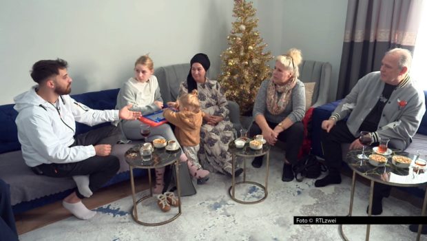 In der neuen Folge von „Die Wollnys“ am 13. August geht‘s für die Großfamilie erneut ins türkische Ilica. Loredana und Servet treiben ihre Hochzeitsvorbereitungen weiter voran. Doch deutsche und türkische Bräuche miteinander zu vereinen, erweist sich als kniffliger als erwartet. Foto © RTLzwei