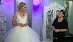 In der neuesten Doppelfolge von „Die Wollnys – Eine schrecklich große Familie“ begibt sich Nesthäkchen Loredana auf die Suche nach dem perfekten Brautkleid. Währenddessen schlägt sich Mama Silvia mit ihrem Badezimmer herum, das seit Tagen eine einzige Baustelle ist. Foto © RTLzwei