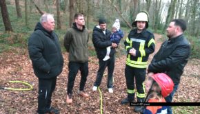 Was tun, wenn‘s plötzlich brennt? Das fragen sich auch die die Wollnys. Um im Ernstfall richtig vorbereitet zu sein, holt sich die Großfamilie Unterstützung von der Feuerwehr. Was sie dabei lernen und wie man sich schützt, zeigt die neue Folge von „Die Wollnys“ bei RTLzwei. Foto © RTLzwei