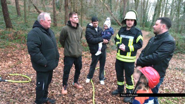 Was tun, wenn‘s plötzlich brennt? Das fragen sich auch die die Wollnys. Um im Ernstfall richtig vorbereitet zu sein, holt sich die Großfamilie Unterstützung von der Feuerwehr. Was sie dabei lernen und wie man sich schützt, zeigt die neue Folge von „Die Wollnys“ bei RTLzwei. Foto © RTLzwei