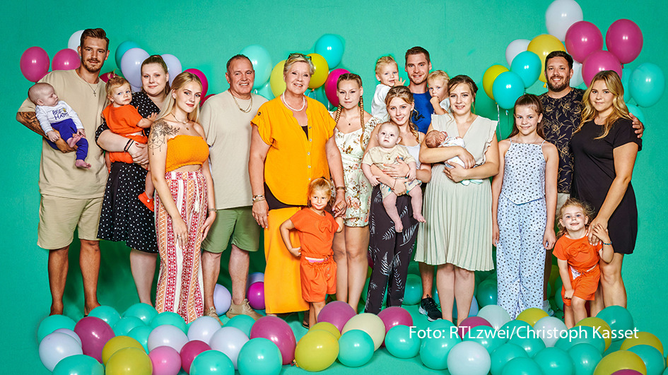 „Die Wollnys – Eine schrecklich große Familie“ kehrt ab dem 13. September mit neuen Folgen ins RTLzwei-Programm zurück. Es gibt gleich zwei Neuzugänge, außerdem stehen bei der Großfamilie rund um Mama Silvia wieder große Veränderungen an. (Foto: RTLzwei/ Christoph Kasset)