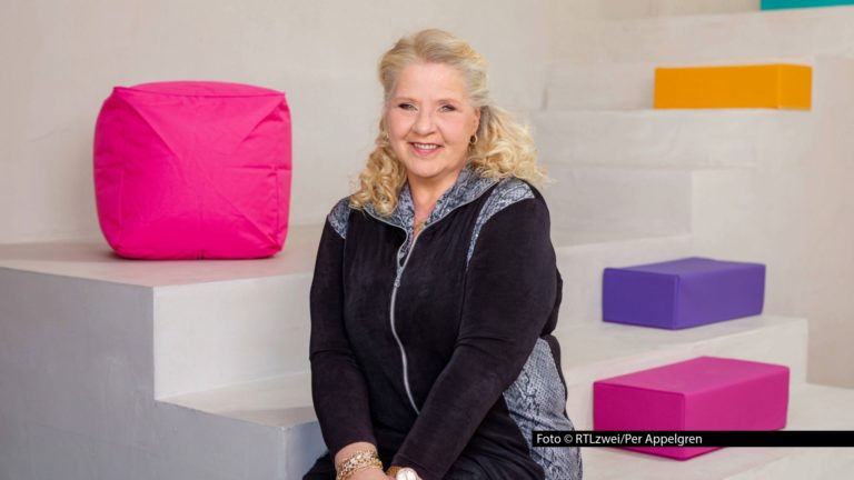 „Die Wollnys“ feiern ihr 15-jähriges Jubiläum bei RTLzwei. Zum Auftakt der Jubiläumsstaffel am 18. Februar wartet auf die Großfamilie ein ganz besonderer Tag voller Überraschungen: Silvia schlüpft in die Rolle einer Quizmasterin und führt durch eine eigens entwickelte Wollnys-Quizshow. Foto © RTLzwei