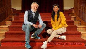 Am zweiten Weihnachtstag begibt sich Moderatorin und Schauspielerin Collien Ulmen-Fernandes auf die Suche nach den Spuren der Zehn Gebote im Hier und Jetzt. Dabei trifft sie u.a. den Schauspieler Dieter Hallervorden, der in einem Theaterstück den Lieben Gott höchstselbst verkörperte. (Foto: ZDF/Alexander Hein/IFAGE)