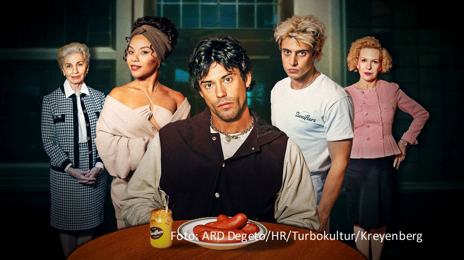 Die Familien-Dramedy „Die Zweiflers“ mit u.a. Eleanor Reissa, Saffron Coomber, Aaron Altaras, Leo Altaras und Sunnyi Melles war mit drei Auszeichnungen der große Gewinner beim Festival Canneseries. Am 3. Mai startet der Sechsteiler in der ARD-Mediathek. (Foto: ARD Degeto/HR/Turbokultur/Kreyenberg)