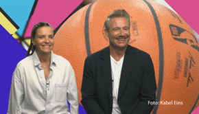 Am 14. April gehen bei Kabel Eins wieder prominente Ratefüchse den „Größten Geheimnissen der 90er“ auf den Grund. Mit von der Partie sind ab 20:15 Uhr u.a. Musiker Sasha gemeinsam mit seiner Ehefrau Julia Röntgen sowie der Schauspieler Ralf Moeller. (Foto: Kabel Eins)