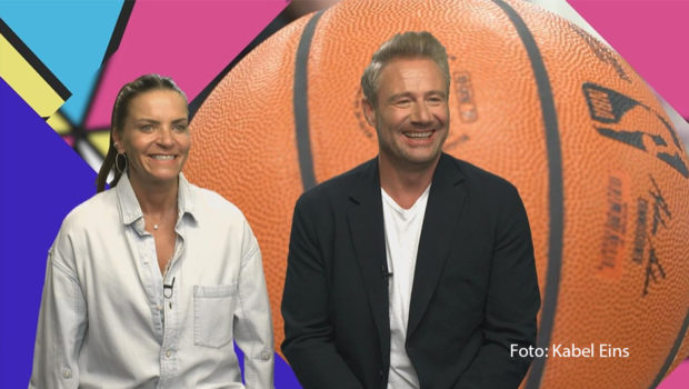 Am 14. April gehen bei Kabel Eins wieder prominente Ratefüchse den „Größten Geheimnissen der 90er“ auf den Grund. Mit von der Partie sind ab 20:15 Uhr u.a. Musiker Sasha gemeinsam mit seiner Ehefrau Julia Röntgen sowie der Schauspieler Ralf Moeller. (Foto: Kabel Eins)