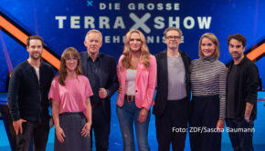 Am 26. April dreht sich in „Die große Terra X-Show“ wieder alles um Geheimnisse, Rätselhaftes und andere Merkwürdigkeiten der Welt. Johannes B. Kerner bittet dazu Judith Rakers, Oliver Wnuk, Sonya Kraus und Matthias Matschke zum ZDF-Wissensquiz für den guten Zweck. (Foto: ZDF/Sasha Baumann)