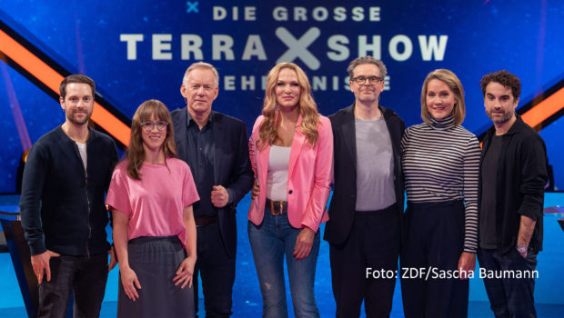Am 26. April dreht sich in „Die große Terra X-Show“ wieder alles um Geheimnisse, Rätselhaftes und andere Merkwürdigkeiten der Welt. Johannes B. Kerner bittet dazu Judith Rakers, Oliver Wnuk, Sonya Kraus und Matthias Matschke zum ZDF-Wissensquiz für den guten Zweck. (Foto: ZDF/Sasha Baumann)