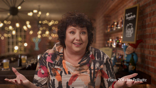 Was ist typisch deutsch? Und können die Deutschen über sich selbst lachen? Diesen und vielen weiteren Fragen geht die neue ZDF-Dokumentation „Die spinnen, die Deutschen!“ auf den Grund. Bekannte Komikerinnen und Komiker wie Meltem Kaptan, Michael Mittermeier und Abdelkarim begeben sich dabei auf die Suche nach Antworten. (Foto: ZDF/Jan Prillwitz)