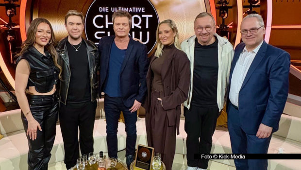 Am 20. Februar wird’s laut bei RTL. Denn zur Primetime steht dort „Die ultimative Chart Show“ mit den „erfolgreichsten Mitsing-Hits aller Zeiten“ auf dem Programm. Janine Kunze und Bernd Stelter treten zum musikalischen Duell an. Als Show-Acts geben u.a. Oimara und DJ Ötzi Vollgas. (Foto © Kick-Media)