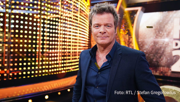 Im letzten Jahrzehnt des vergangenen Jahrtausends gab’s Sommerhits für die Ewigkeit: „Macarena“ oder „Bailando“ sind bis heute Hymnen der heißen Jahreszeit. Oliver Geissen lässt diese und noch viel mehr am heutigen Freitag bei RTL in „Die ultimative Chart Show“ Revue passieren. (Foto: RTL/Stefan Gregorowius)