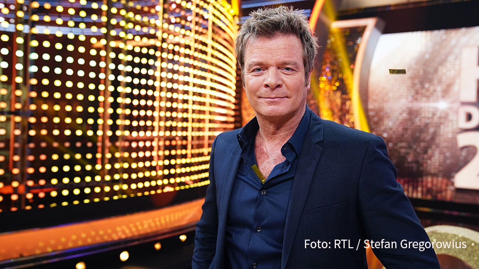 Im letzten Jahrzehnt des vergangenen Jahrtausends gab’s Sommerhits für die Ewigkeit: „Macarena“ oder „Bailando“ sind bis heute Hymnen der heißen Jahreszeit. Oliver Geissen lässt diese und noch viel mehr am heutigen Freitag bei RTL in „Die ultimative Chart Show“ Revue passieren. (Foto: RTL/Stefan Gregorowius)