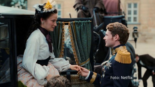 Die deutsche Netflix-Serie „Die Kaiserin“ mit Devrim Lingnau und Philip Froissant als kaiserliches Ehepaar „Sisi“ und Franz Joseph schwimmt weiter auf der Erfolgswelle. Nun wurde sie in New York mit dem International Emmy Award als „Beste Drama-Serie“ ausgezeichnet. (Foto: Netflix)