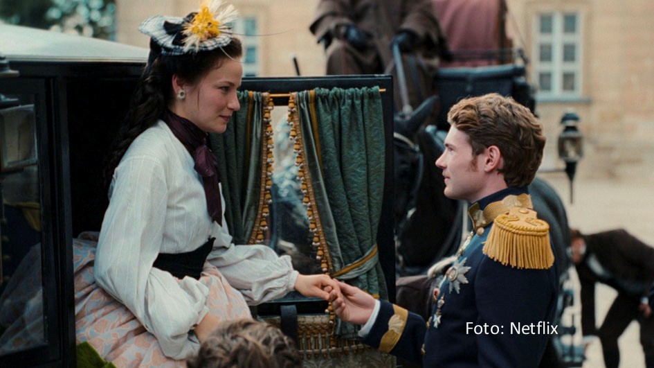 Die deutsche Netflix-Serie „Die Kaiserin“ mit Devrim Lingnau und Philip Froissant als kaiserliches Ehepaar „Sisi“ und Franz Joseph schwimmt weiter auf der Erfolgswelle. Nun wurde sie in New York mit dem International Emmy Award als „Beste Drama-Serie“ ausgezeichnet. (Foto: Netflix)