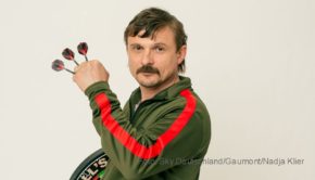 In „Die Wespe“ spielt Florian Lukas einen Dart-Profi in der Krise. Am heutigen 3. Dezember geht die für Sky produzierte Comedyserie an den Start. Regie führte Hermine Huntgeburth. (Foto: Sky Deutschland/Gaumont/Nadja Klier)