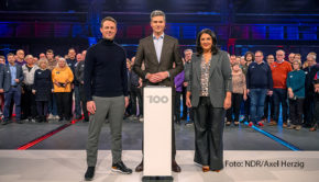 Am 22. November startet im NDR und WDR Fernsehen die neue Show „Die 100 – Was bewegt Deutschland“. Moderator Ingo Zamperoni geht dabei den unterschiedlichsten Meinungen zu gesellschaftspolitischen Themen von 100 Teilnehmenden auf den Grund. Unterstützung bekommt er dabei von Alexander Bommes, Tobias Krell, Anna Planken und Düzen Tekkal.(Foto: NDR/Axel Herzig)