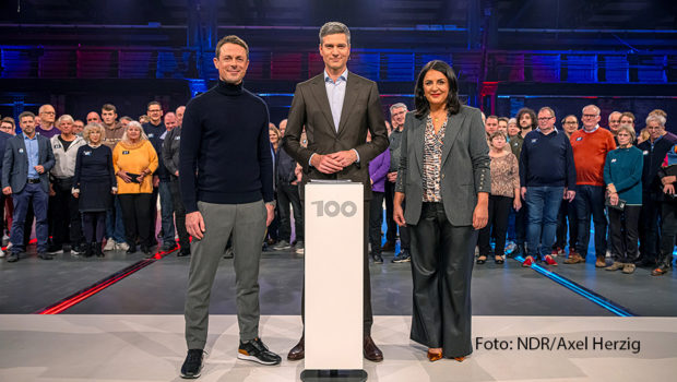 Am 22. November startet im NDR und WDR Fernsehen die neue Show „Die 100 – Was bewegt Deutschland“. Moderator Ingo Zamperoni geht dabei den unterschiedlichsten Meinungen zu gesellschaftspolitischen Themen von 100 Teilnehmenden auf den Grund. Unterstützung bekommt er dabei von Alexander Bommes, Tobias Krell, Anna Planken und Düzen Tekkal.(Foto: NDR/Axel Herzig)