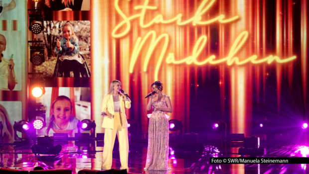 Zahlreiche Stars aus der Schlager- und Popszene sind am Ostersamstag in „Die Beatrice Egli Show“ im Ersten zu sehen. Neben Sarah Engels, mit der sie auch ein Duett singt, begrüßt Gast- und Namensgeberin Beatrice Egli u.a. Giovanni Zarrella, Marianne Rosenberg, Conchita Wurst und Howard Carpendale. Foto © SWR/Manuela Steinemann